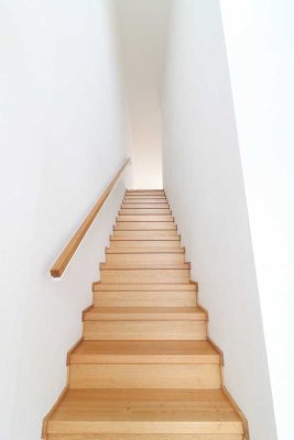 Moderne Maisonette mit viel Licht, Design-Küche & Balkon – Ihr Rückzugsort mit Extraplatz und Komfor