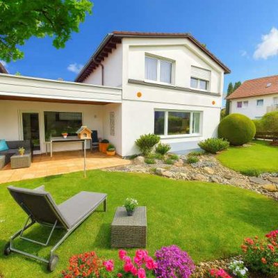 *Ihr neues Zuhause*  Komfortables Einfamilienhaus mit Einliegerwhg., Traumgarten u. Garage.