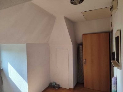 Einfache 2,5-Zimmer-DG-Altbau-Wohnung in Lünen Gahmen