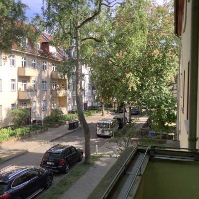 Bezugsfrei ! Schöne ruhige 2 Zimmer- Wohnung mit Balkon und Grünblick