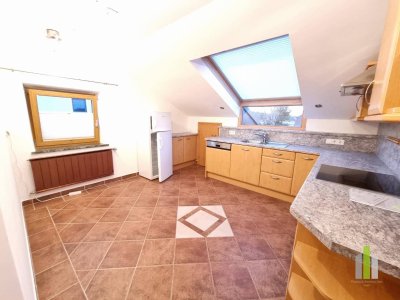 Attraktive 2-Zi.-Wohnung im Dachgeschoß mit Fernblick und Garage