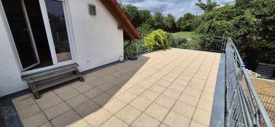 Stilvolle, gepflegte 3-Zimmer-Wohnung mit gehobener Innenausstattung mit Balkon und EBK in Römerberg