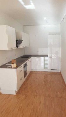 Attraktive 2-Zimmer-Küche-Bad Wohnung mit moderner Einbauküche und großem Balkon