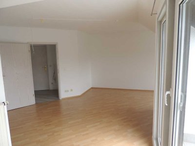 Ansprechende 2-Zimmer-Dachgeschosswohnung mit Balkon und EBK in Hanau