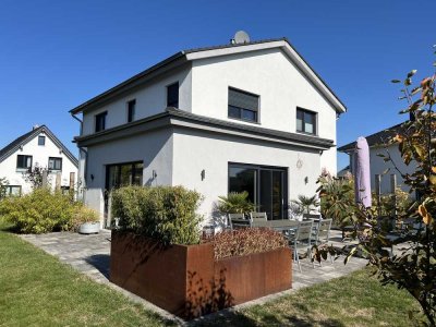 Modernes Smart-Home-Einfamilienhaus mit Kamin, Wärmepumpe & Garten in Kitzscher (BJ 2019/2020, A+)