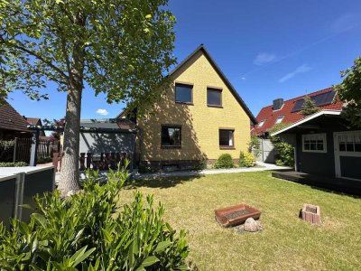 Gepflegtes Einfamilienhaus mit 2 separaten Wohnungen im Anbau - Courtagefrei!