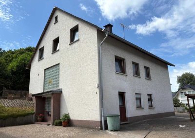Wohnhaus mit viel Platz und zwei Nebengebäuden im schönen Scherfbachtal