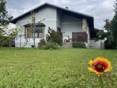 Freistehender Bungalow mit viel Tageslicht und überschaubarem, pflegeleichten Garten.