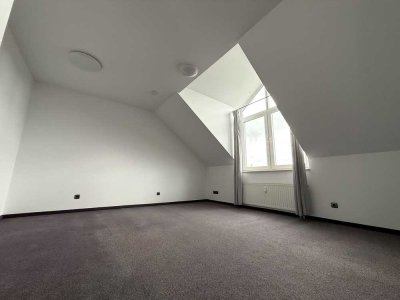 2-Zimmer-DG-Wohnung mit Balkon & EBK - frisch renoviert