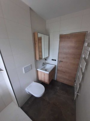 Erstbezug nach Komplett-Sanierung: Sonnige 2-Zi.-Whg. mit Balkon in Top-Lage unweit des Stadtplatzes