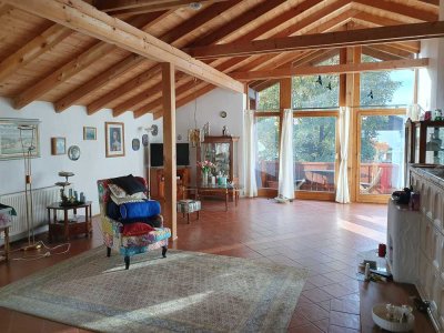 Geräumiges Wohnhaus mit separatem Eingang zur Einliegerwohnung und großzügigem Garten.