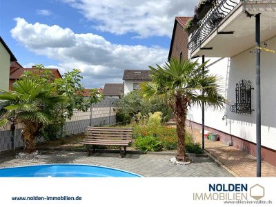 ***WOHNOASE MIT POTENZIAL - FREISTEHEND - MIT GARTEN, POOL & GARAGE***