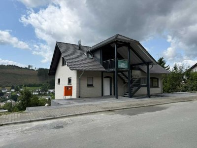 Geschmackvolle 3-Raum-Hochparterre-Wohnung mit geh. Innenausstattung mit Terrasse und EBK