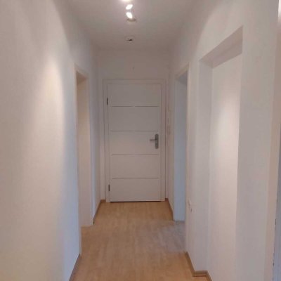 Moderne Wohnung mit Balkon / Einbauküche wird neu eingebaut im Westen kleine Wohneinheit