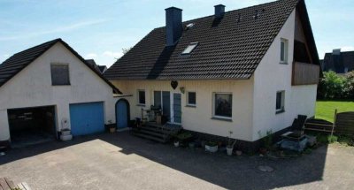 Zweifamilienhaus mit PV-Anlage und Baugrundstück in Hille