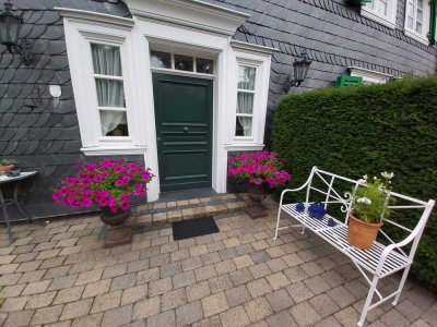 BIK: IDYLLISCHE LAGE! Hochwertige 3-Zimmer-Maisonette mit Terrasse und Garten in bester Wohnlage!