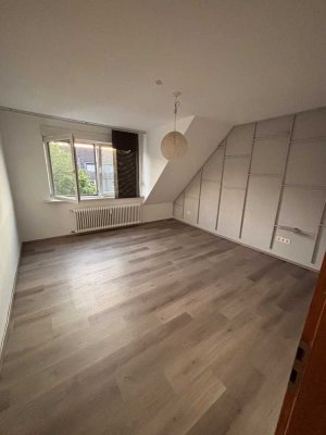 Schöne und gepflegte 3,5-Zimmer-Dachgeschosswohnung in Duisburg