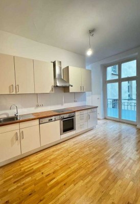 super renovierte Wohnung im Erdgeschoss in ruhigem Innenhof