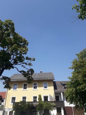 Ansprechende 5-Zimmer-Hochparterre-Wohnung mit Balkon in Köditz