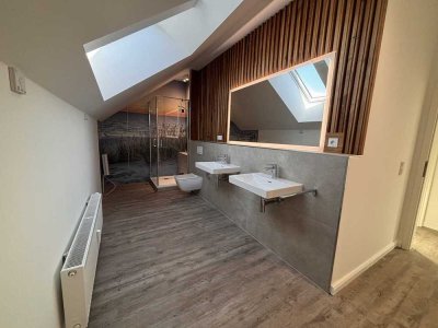 4-Zimmer-Wohnung über zwei Etagen und großer Dachterrasse - Erstbezug nach Sanierung