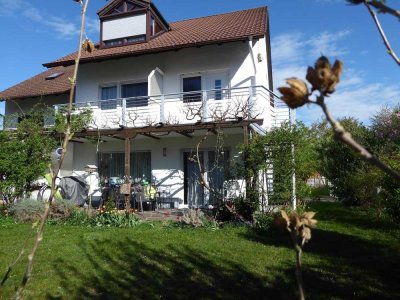 DHH mit 2 Wohnungen (112 + 64 m²) auf 364 m² Eckgrundstück mit Garage und Carport in Lohhof-Süd