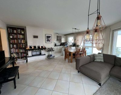 Gepflegte 4-Zimmer-Wohnung, lichtdurchflutet, mit Einbauküche, Kamin und Sonnenbalkon