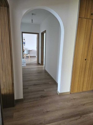 Schöne und gepflegte 3,5-Zimmer-Erdgeschosswohnung mit geh. Innenausstattung mit EBK in Poppenricht