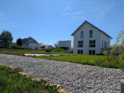 Neuwertiges 6-Zimmer-Einfamilienhaus mit geh. Innenausstattung, große Garten und Randlage