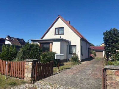 Zwei für eins: Sanierungsbedürftiges Einfamilienhaus und bezugsfertiger Bungalow in Stralsund