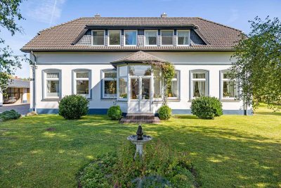 Großes Haus-Resthof mit Nebengebäuden und großem Grundstück