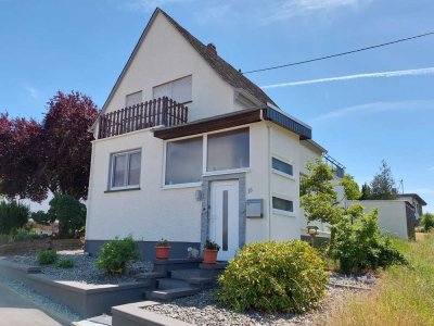 FREISTEHEND, TEILSANIERT, GEPFLEGT: EFH mit 110 m² Wohnfläche, Balkon, Dachterrasse, Garten, Garage