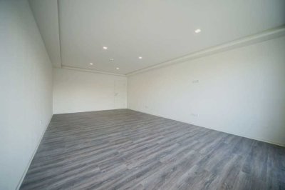 Helle 2-Zimmer-Wohnung im 2. OG mit Südbalkon, Einbauküche & Parkplatz!