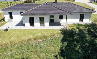 Moderner Bungalow (BJ 2022) in ruhiger Siedlungslage – barrierefrei mit Doppelgarage & Wärmepumpe