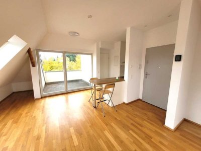 // Ab 01.11.2025 - Dachwohnung - Terrasse - Einbauküche - PKW-Stellplatz //