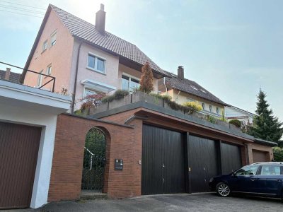 Attraktives Einfamilienhaus mit Terrasse, Garten und 3 großen Garagen