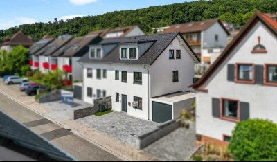 Neuwertige Doppelhaus mit großzügige Garten und Terrasse