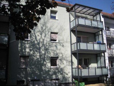 Blick ins Grüne! Renovierte 3 - Zimmer Wohnung mit Balkon in zentraler Lage