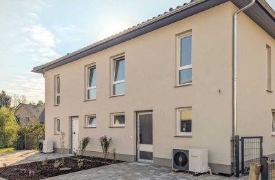 Stilvolle Doppelhaushälfte mit 5 Zimmern und Garten in Pouch