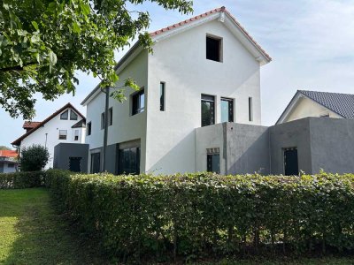 Moderne Doppelhaushälfte als Neubau mit Garage und Gartenanteil