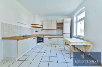 Attraktive 2,5-Zimmer-Wohnung mit Einbauküche und Garage in Thum
