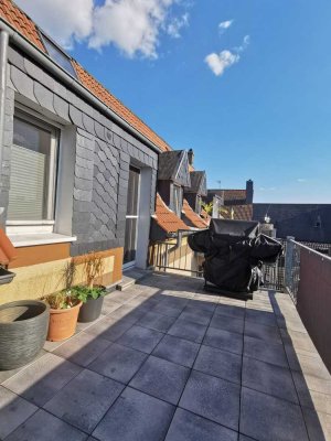 Lichtdurchflutete 3-Zimmer-DG-Wohnung mit Balkon – Wohnen über den Dächern