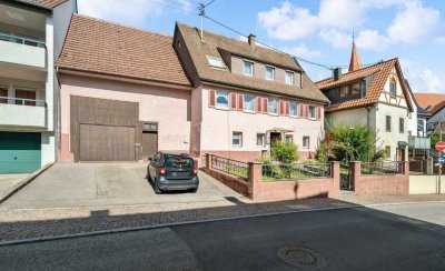 (T)RAUM FÜR NEUES:  2-FAMILIENHAUS MIT  SCHEUNE SOWIE  GROSSEM GARTEN  IN ZENTRALER LAGE.