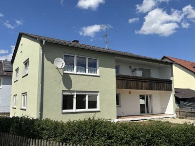Zweifamilienhaus in zentraler Lage in Ergoldsbach -  mit vermietetem Obergeschoss und großem Garten