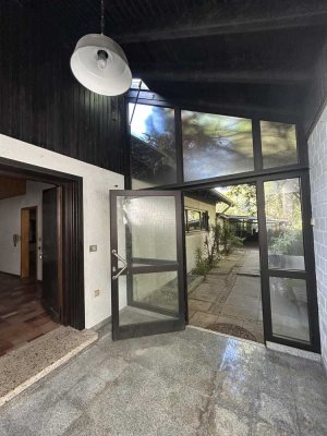 Elegantes Wohnhaus + Garagen + Naturgarten