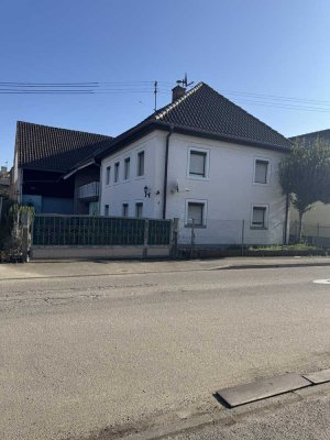 Großzügiges Wohnhaus mit Scheunenanbau und Erweiterungspotenzial – Ideal für Familien und Gewerbe