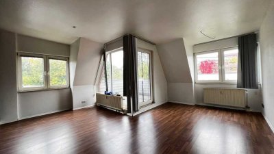 Helle Dachgeschosswohnung mit Balkon in Berlin !