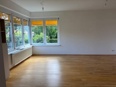 Sonnige Loggia-Wohnung mit Ausblick