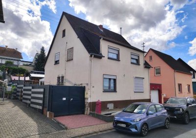 solides Einfamilienhaus mit Sommergarten, Garage und Nebengebäuden/ viel Nutzfläche
