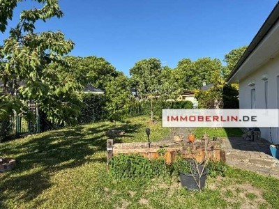 IMMOBERLIN.DE - Wunderbarer Bungalow mit großem Sonnengarten in ländlicher Wohlfühllage