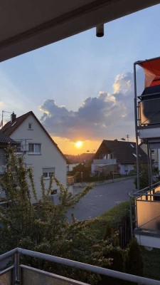 Renovierte 4,5 Zimmer Wohnung mit zwei Balkonen, zwei Stellplätzen und hochwertiger Küche